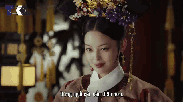a woman with a crown on her head is smiling with a caption that says " dương ngoi can can than hon "