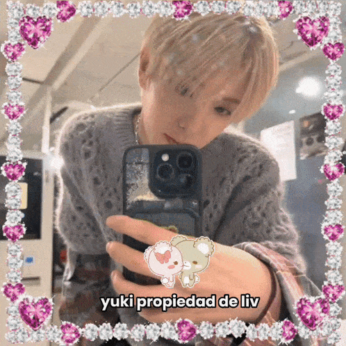a picture of a person taking a selfie with the words yuki propiedad de liv below them