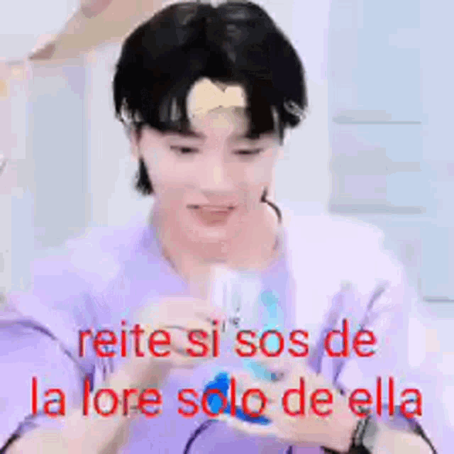 a man wearing a purple shirt with the words " reitere si sos de la lore solo de ella "