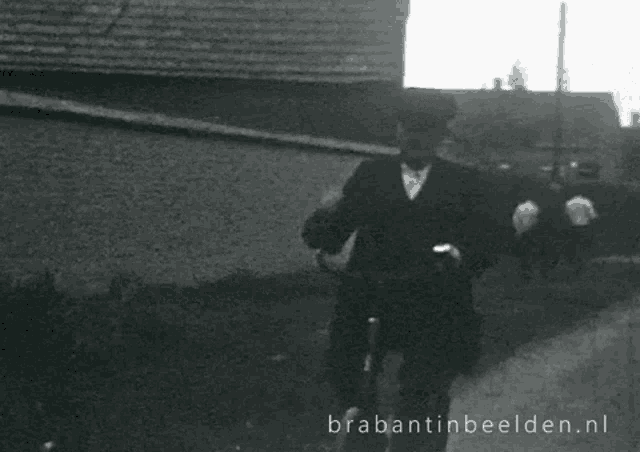 a black and white photo of a man with brabantinbeelden.nl written on the bottom right