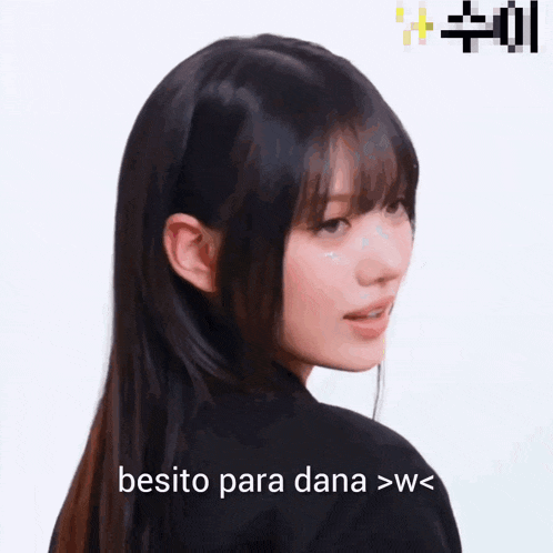 a girl with long hair is looking over her shoulder with the words besito para dana > w < written below her