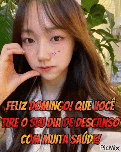 a picture of a girl with the words feliz domingo on it