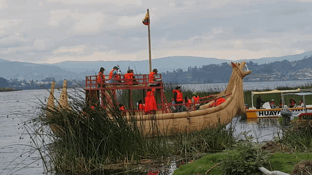 a boat with the word huay on the side