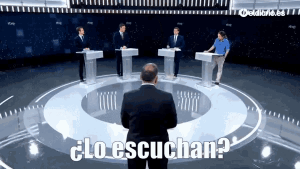 a man in a suit stands in front of a podium with the words " lo escuchan " written on the bottom