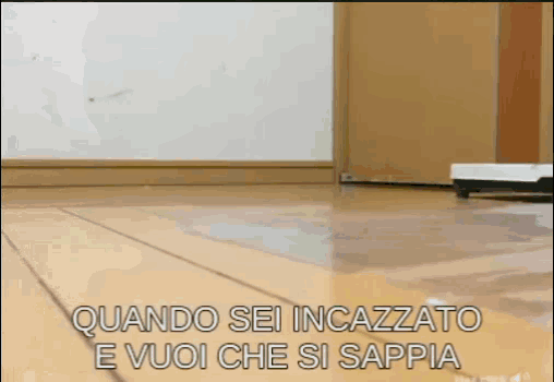 a video of a floor with the words quando sei incazzato e vuoi che si sappia