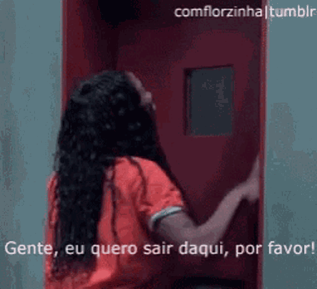 a woman in an orange shirt is standing in front of a red door and says gente eu quero sair daqui por favor !