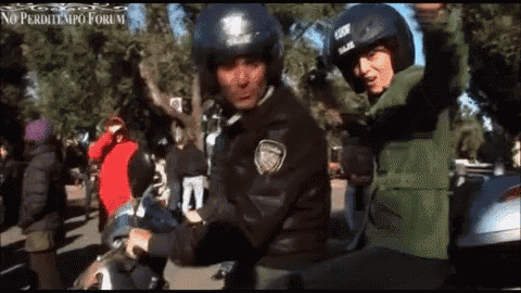 two police officers are riding a motorcycle in a crowded street with the words no perditempo forum on the bottom