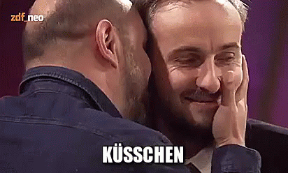 Böhmermann Bekommt Ein Küsschen GIF - Böhmermann Küsschen Kuss GIFs