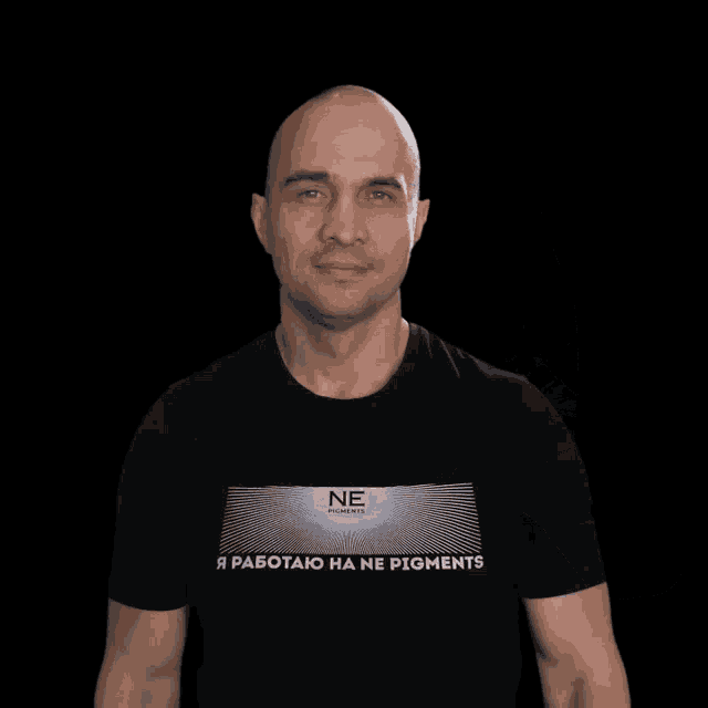 a man wearing a black t-shirt that says ne pigments