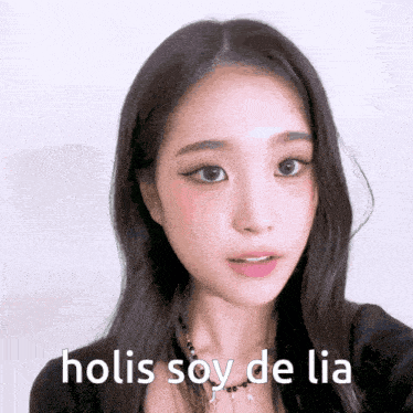 a close up of a woman 's face with the words " holi soy de lia " on the bottom