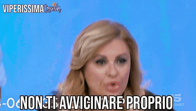 a woman says 37 non ti avvicinare proprio in a video
