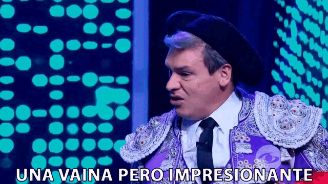 a man dressed as a matador with a sign that says una vaina pero impresionante