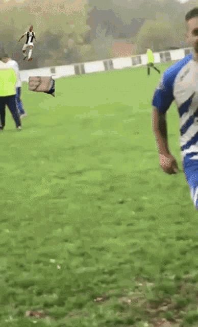 a soccer player wearing a shirt that says ' sss ' on it