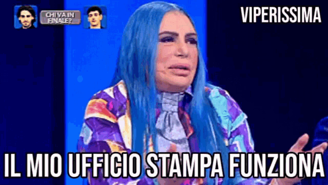 a woman with blue hair says il mio ufficio stampa funzione