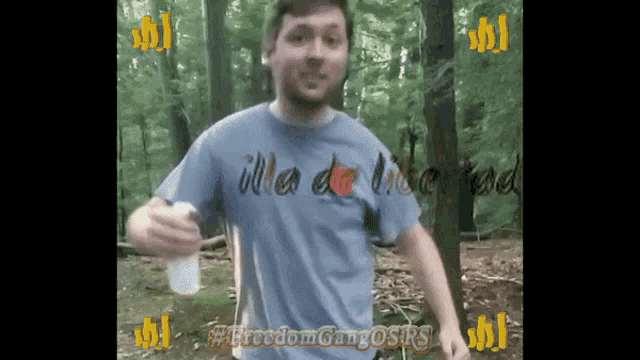 a man in a blue shirt with illa de libertad on it