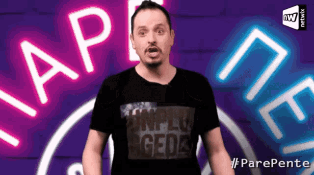 a man wearing a black shirt that says " simple agenda "