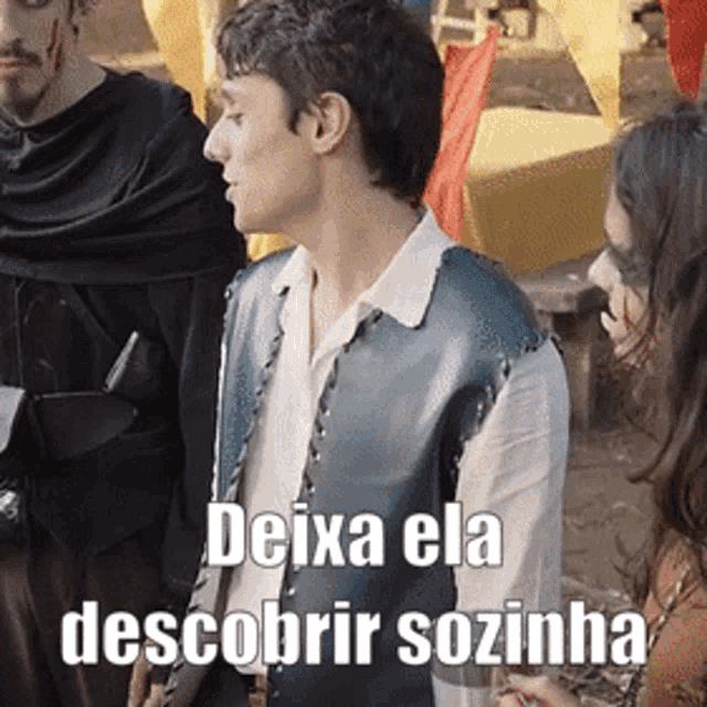 a man in a blue vest says deixa ela descobrir soinha