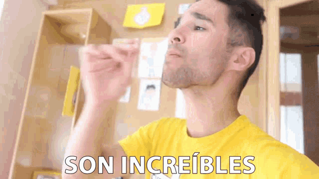 a man in a yellow shirt says son increibles on the screen