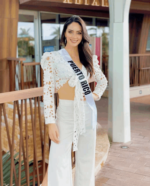 a woman is wearing a sash that says puerto rico on it