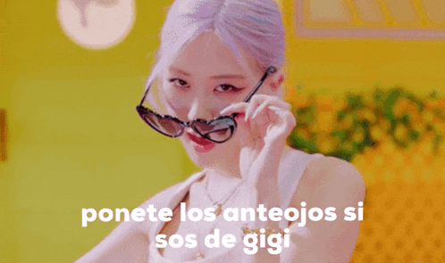 a woman wearing sunglasses says " ponete los anteojos si sos de gigi " in spanish