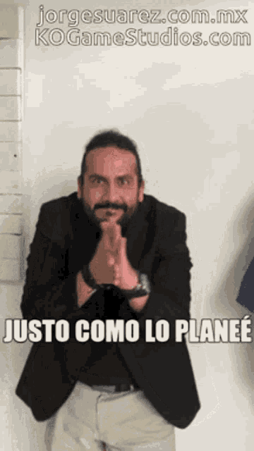 a man in a suit says justo como lo planee on a screen