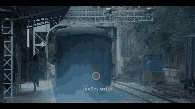 a train is pulling into a station with the words 10 anos antes on the bottom