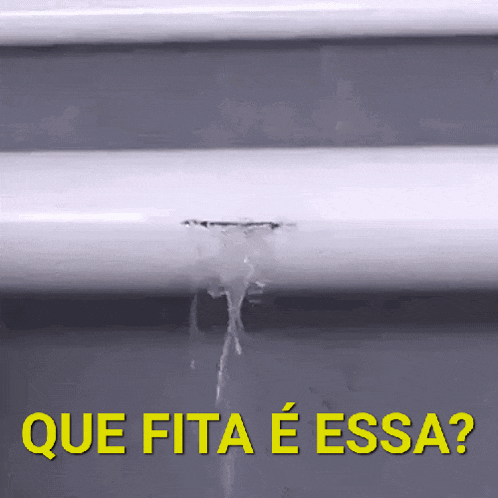 a white pipe with a hole in it and the words que fita e essa below it