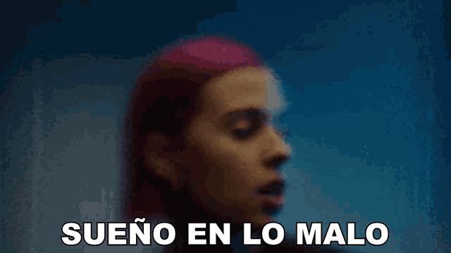 a blurry picture of a woman with pink hair and the words sueno en lo malo below her