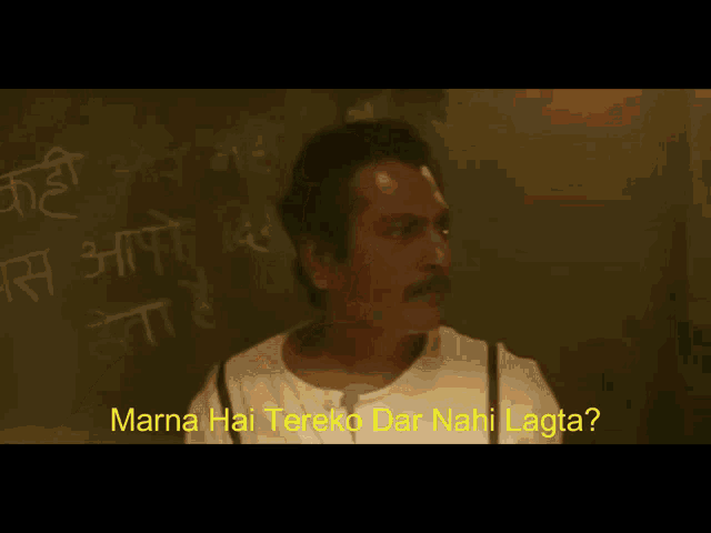 a man stands in front of a blackboard with the words marna hai tereko dar nahi lagta on it