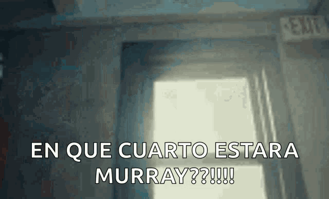 a person is standing in front of a window with the words en que cuarto estara murray