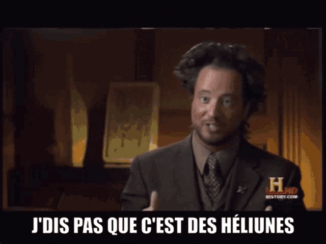 a man in a suit and tie says j 'dis pas que c 'est des heliunes