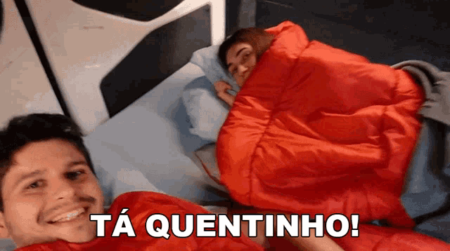 a man and a woman wrapped in red sleeping bags with the words ta quentinho below them