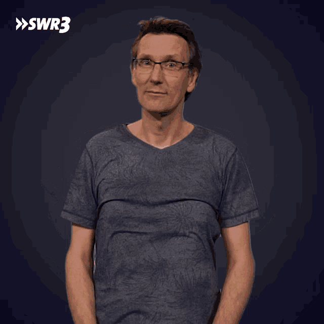 a man wearing glasses and a t-shirt that says swr3 on it