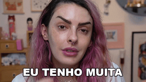 a woman with pink hair is making a funny face and saying eu tenho muita