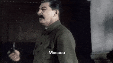 a man is holding a knife and the word moscou is on the screen