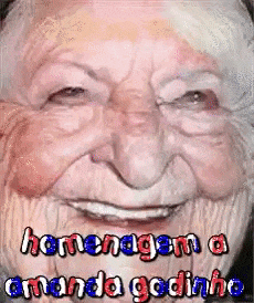 an elderly woman is smiling with the words homenagem a amanda godinho written above her