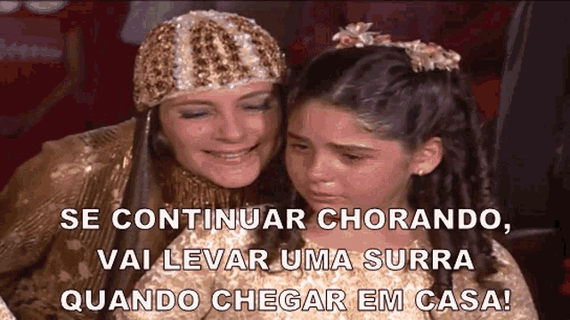 a woman is hugging a little girl who is crying and the caption says se continuar chorando