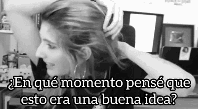 a black and white photo of a woman with the words en que momento pensé que esto era una buena idea