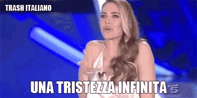 a woman in a white dress says una tristezza infinita on a blue background