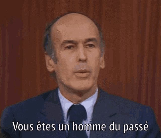 a man in a suit and tie says " vous etes un homme du passé "
