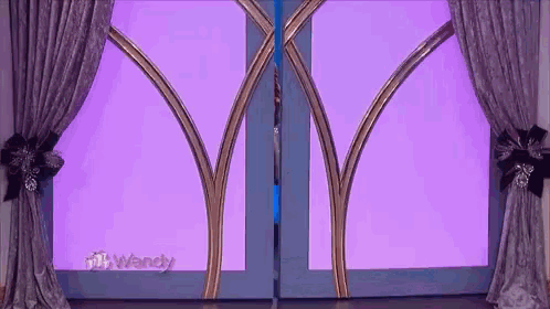 the word wendy is on the door of a building