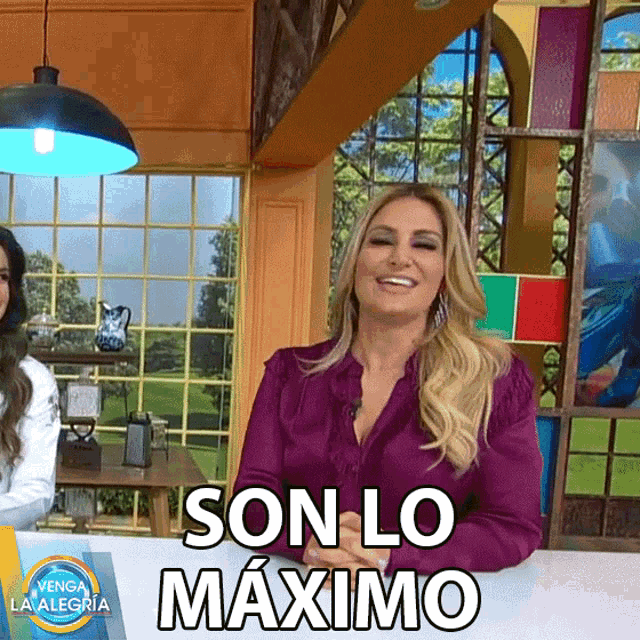 a woman in a purple shirt with son lo maximo written on it
