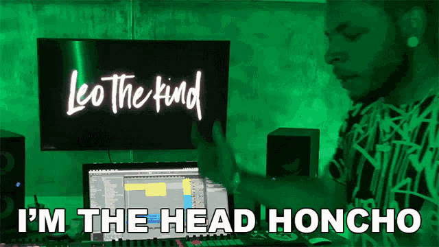 a man in front of a screen that says " leo the find "