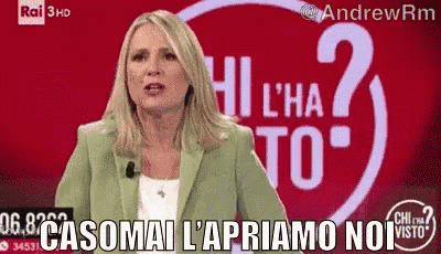 a woman is standing in front of a sign that says " casomai l'appiiamo noi "