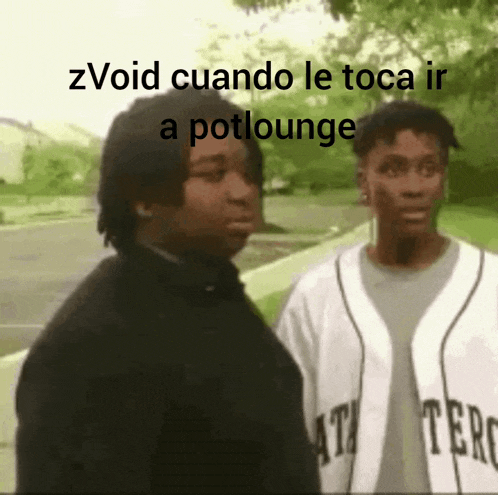 a couple of men standing next to each other with the words zvoid cuando le toca ir a potlounge written above them