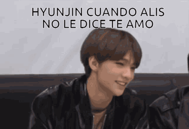 hyunjin cuando alis no le dice te amo is written on a picture of a young man
