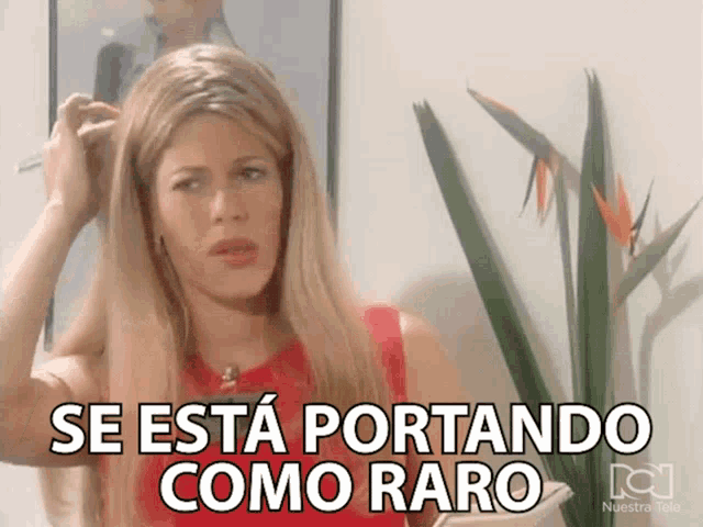 a woman in a red top says se esta portando como raro in spanish