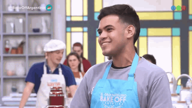 a man wearing an apron that says bake off argentina