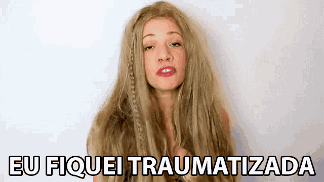 a woman with long blonde hair has the words eu fiquei traumatizada above her