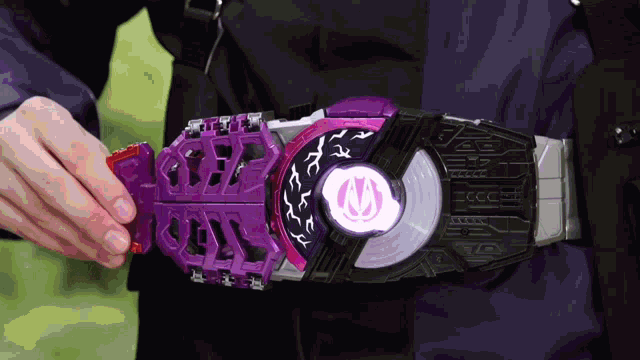 a person is wearing a purple and pink belt with the letter u on it ..